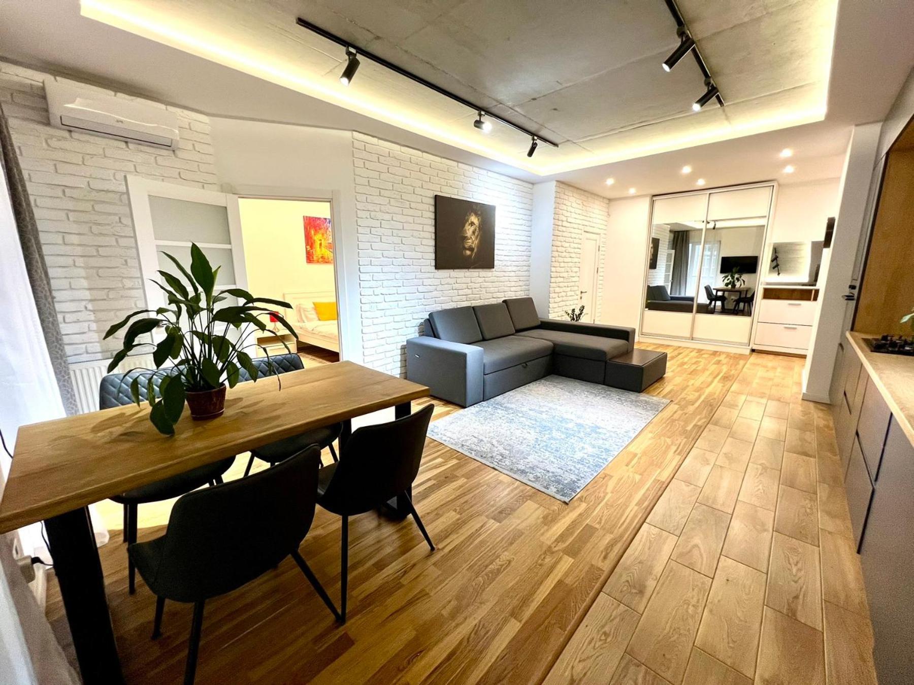 Osapart Comfortable Apartment In A Complex Great Britain Lviv Exterior photo